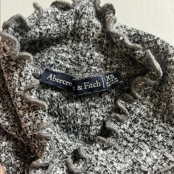 Abercrombie and Fitch Ribbed Mock Neck Long Sleeve - Picture 3 of 6